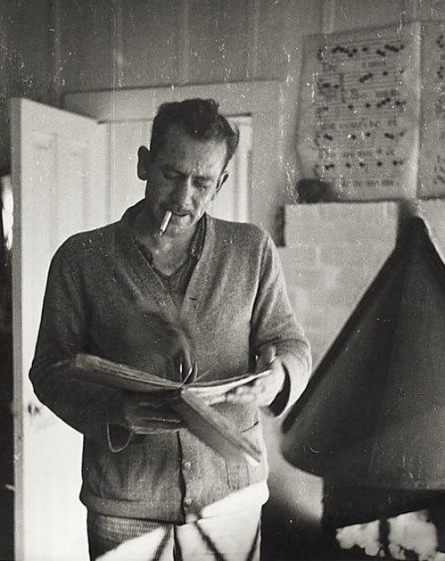 Steinbeck, l&rsquo;un des plus grands romanciers du XIX Siècle. Son œuvre, l&rsquo;une des plus lues dans le monde entier est enracinée dans sa terre Californie natale, néanmoins animée d&rsquo;un souffle universel